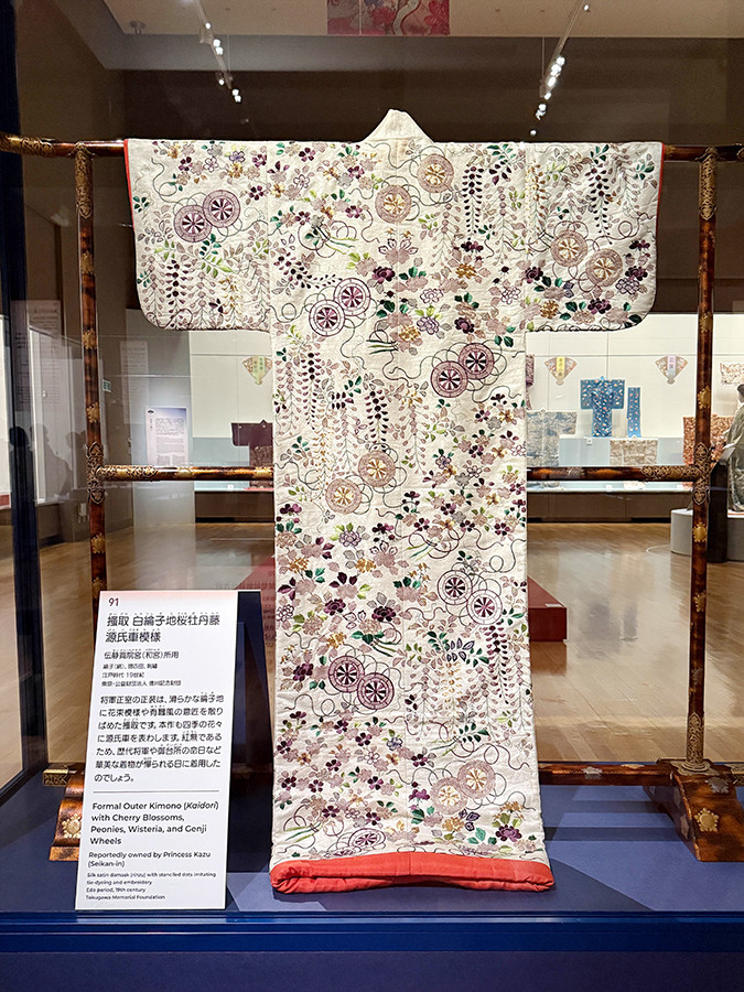 東京国立博物館　特別展「江戸☆大奥」会場より　《搔取 白綸子地桜牡丹藤源氏車模様》伝静寛院宮（和宮）所用　江戸時代 19世紀　東京・公益財団法人 德川記念財団蔵［展示期間：7/19～8/3］