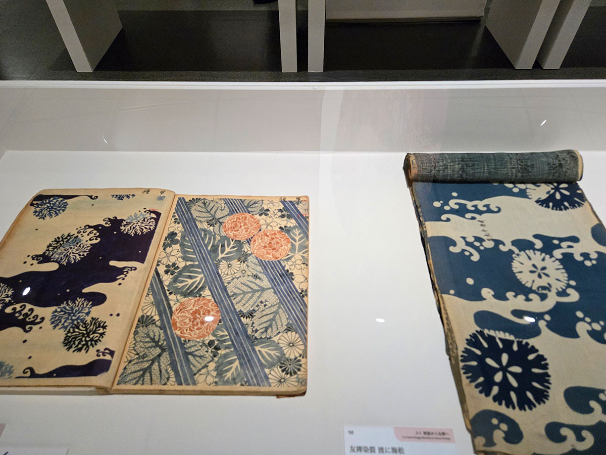 左）図案　波に海松（「第壱回懸賞募集図按　夏模様　壱」のうち）明治31年　右）友禅染裂　波に海松　明治後期～大正　いずれも千總ホールディングス所蔵
