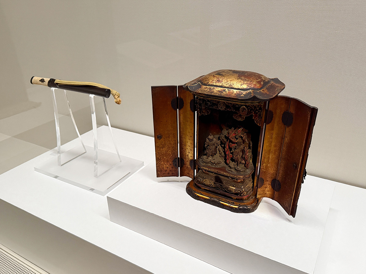 東京国立博物館 特別展「江戸☆大奥」会場より (左から)《守刀》瀧山所用 江戸時代 19世紀 個人蔵 / 《厨子》瀧山所用 江戸時代 19世紀 個人蔵