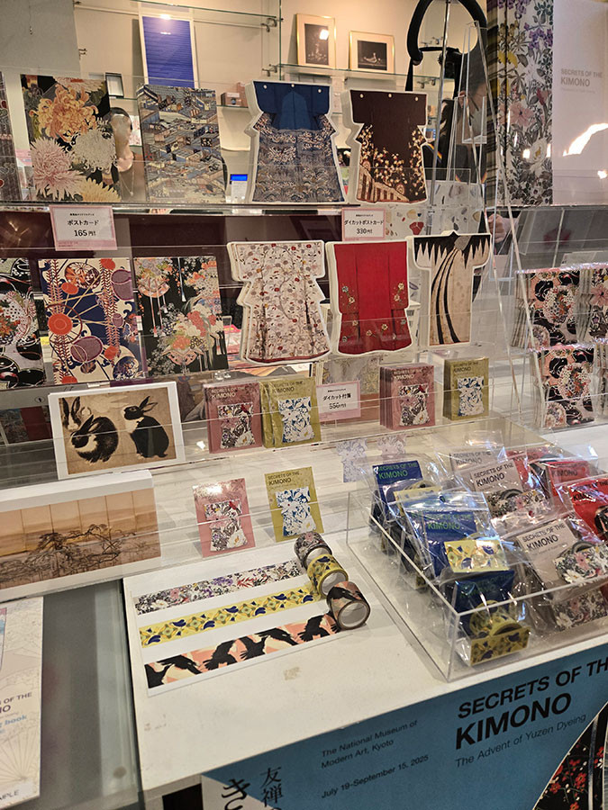 ミュージアムショップも華やか