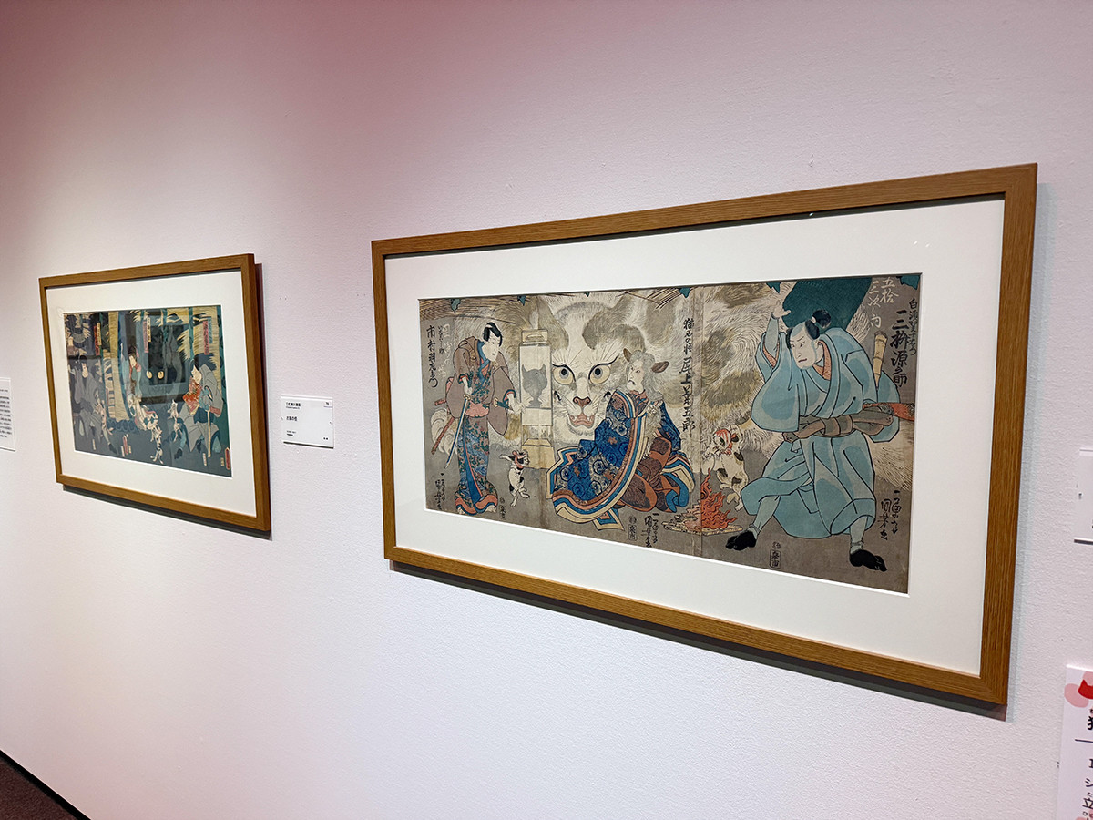 そごう美術館「Ukiyo-e 猫百科 ごろごろまるまるネコづくし」会場より　（右手前）歌川国芳《五拾三次之内岡崎の場》天保6年（1835）和泉屋市兵衛　個人蔵