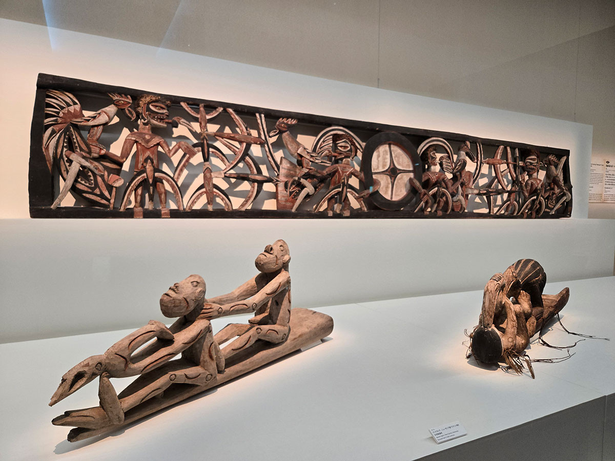葬儀用飾り貫「マランガン」やカヌー舳先飾り「チチェメン」展示風景　パプアニューギニア　20世紀前半