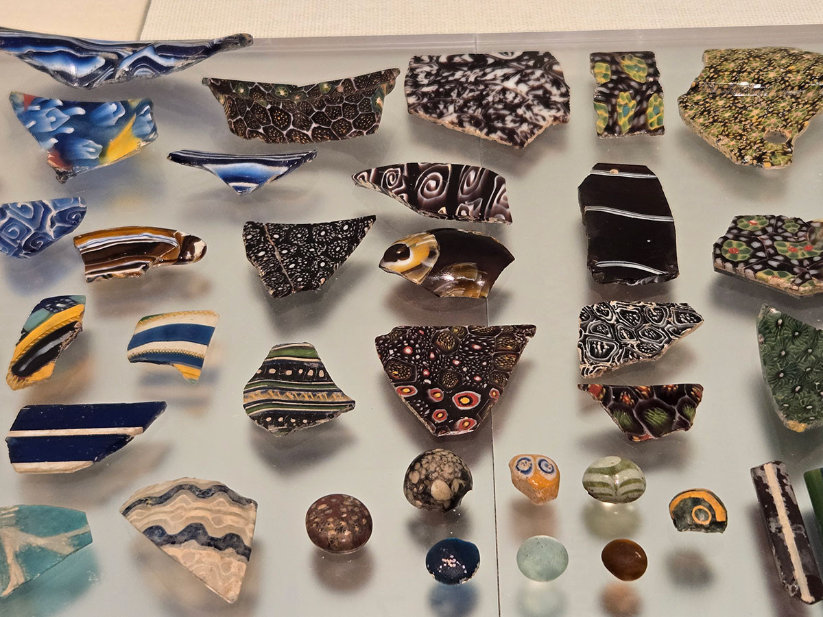 モザイクガラス　東地中海地域　ローマ時代　このままアクセサリーになりそうなガラス器片