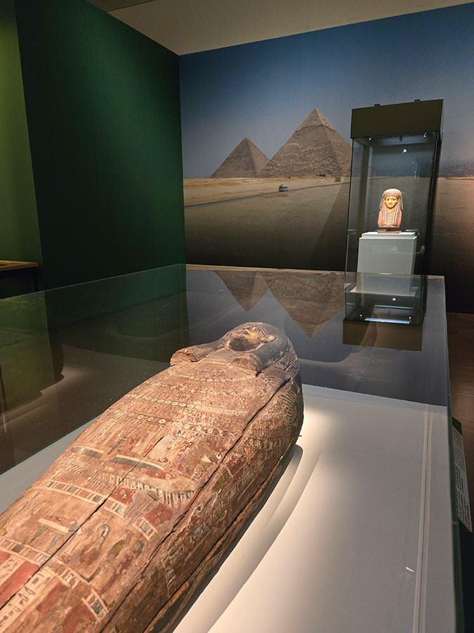 人形彩画木棺　エジプト　プトレマイオス朝時代　ミイラ被い　エジプト　ローマ時代エジプトのミイラ制作先進技術の素晴らしさ