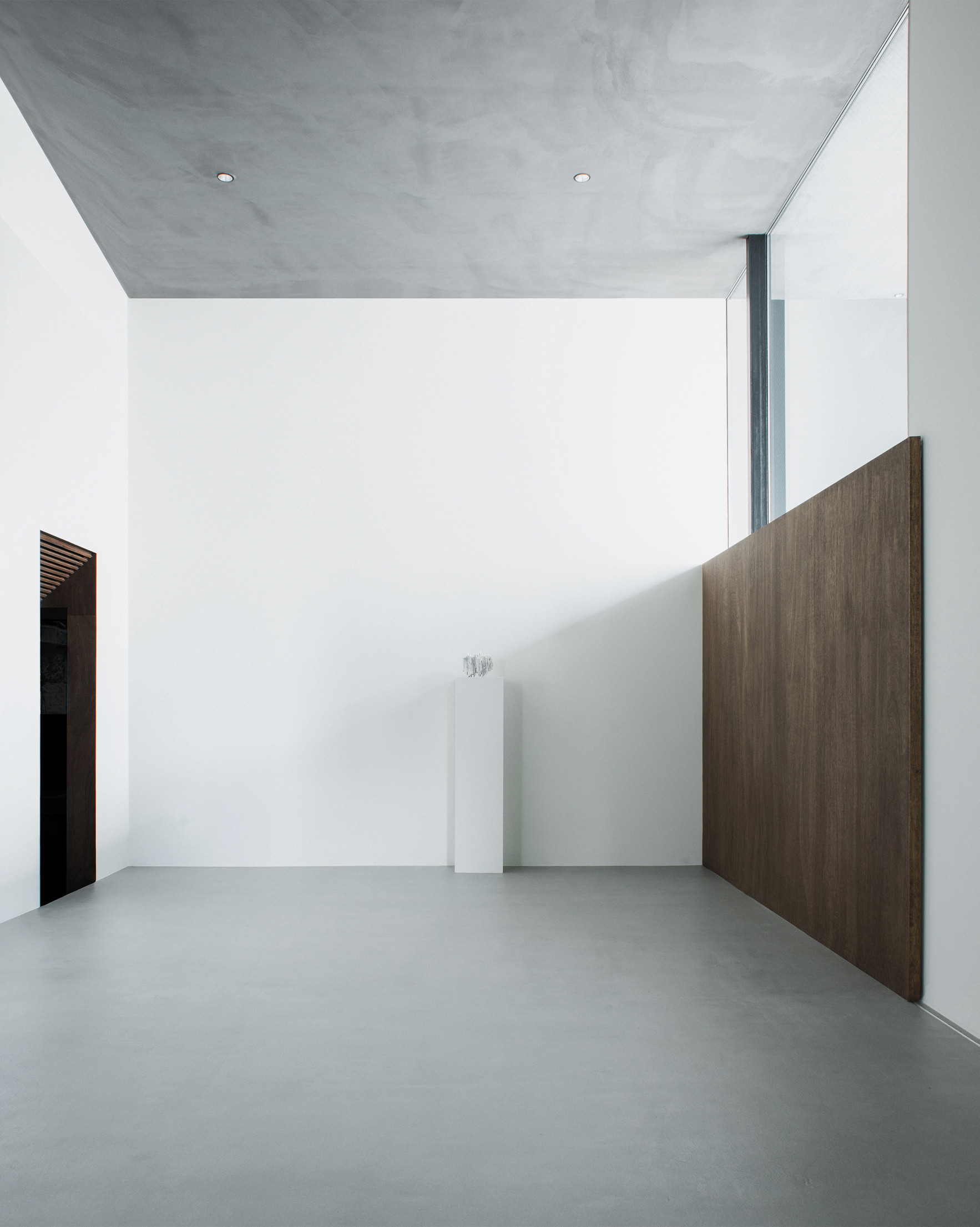 彫刻家　河原悠　個展「Verbergung と Unverborgenheit の往復」