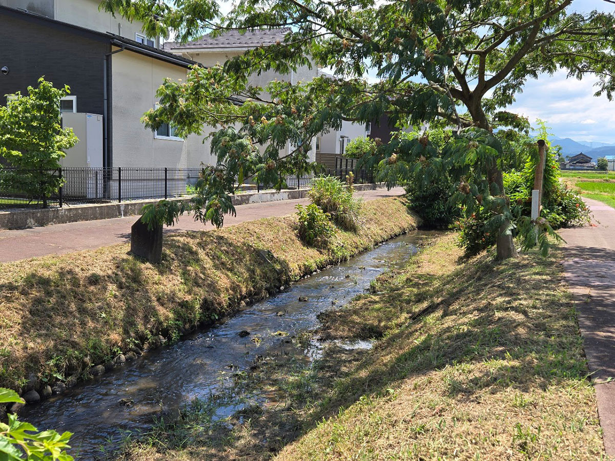 だまし川：棟方が大好き立った川。河童が現れだます伝説から名付けた。瞞着（だまし）川版画巻から13枚の石板が設置