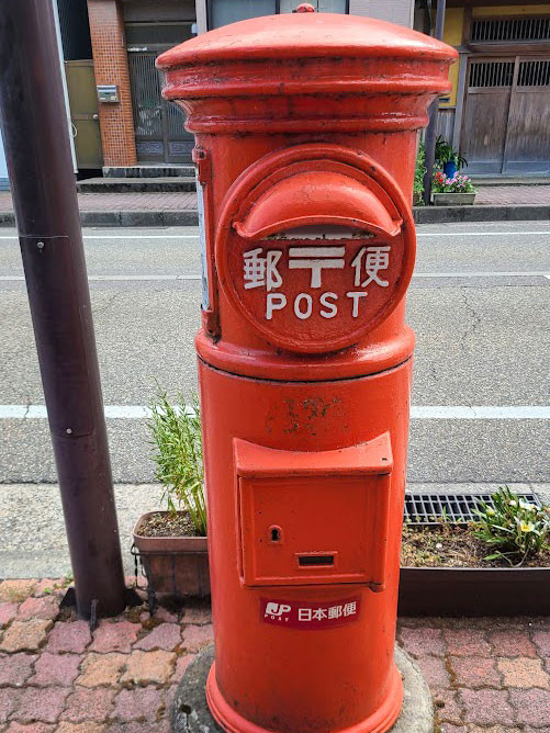 棟方志功が日に何枚も手紙を出していたポスト。郵便局員やポストに最敬礼をしていました。