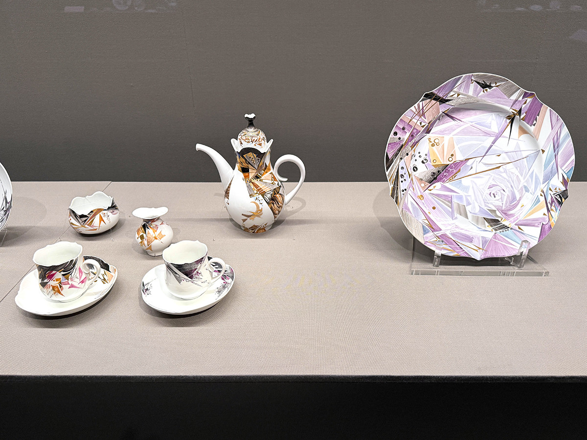 泉屋博古館東京「特別展　ハインツ・ヴェルナーの描いた物語　―現代マイセンの磁器芸術―」会場より　《ヴィジョン》コーヒーサービス　装飾：ハインツ・ヴェルナー　器形：ルードヴィッヒ・ツェプナー　1990年