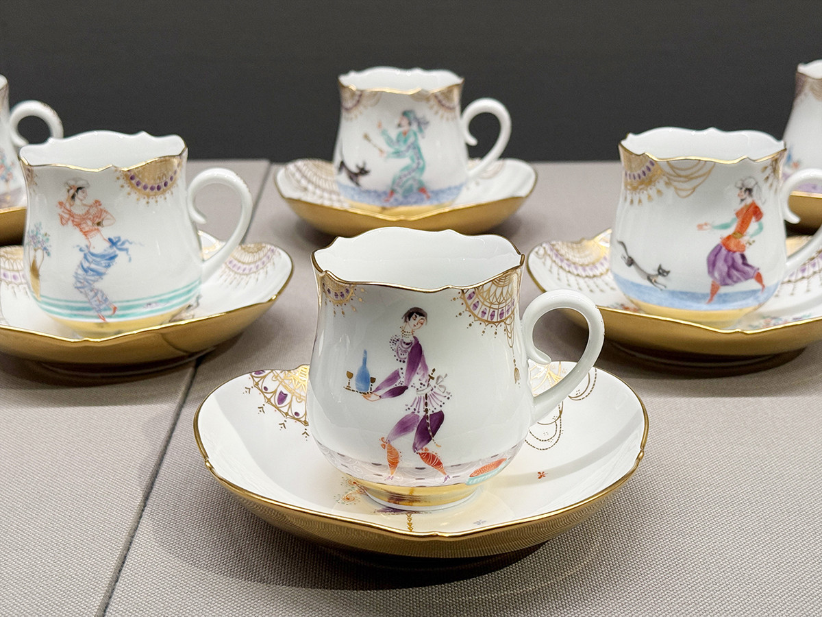 泉屋博古館東京「特別展 ハインツ・ヴェルナーの描いた物語 ―現代マイセンの磁器芸術―」会場より 《アラビアンナイト》コーヒーサービス 装飾:ハインツ・ヴェルナー 器形:ルードヴィッヒ・ツェプナー 1966年(1974年以降製作)