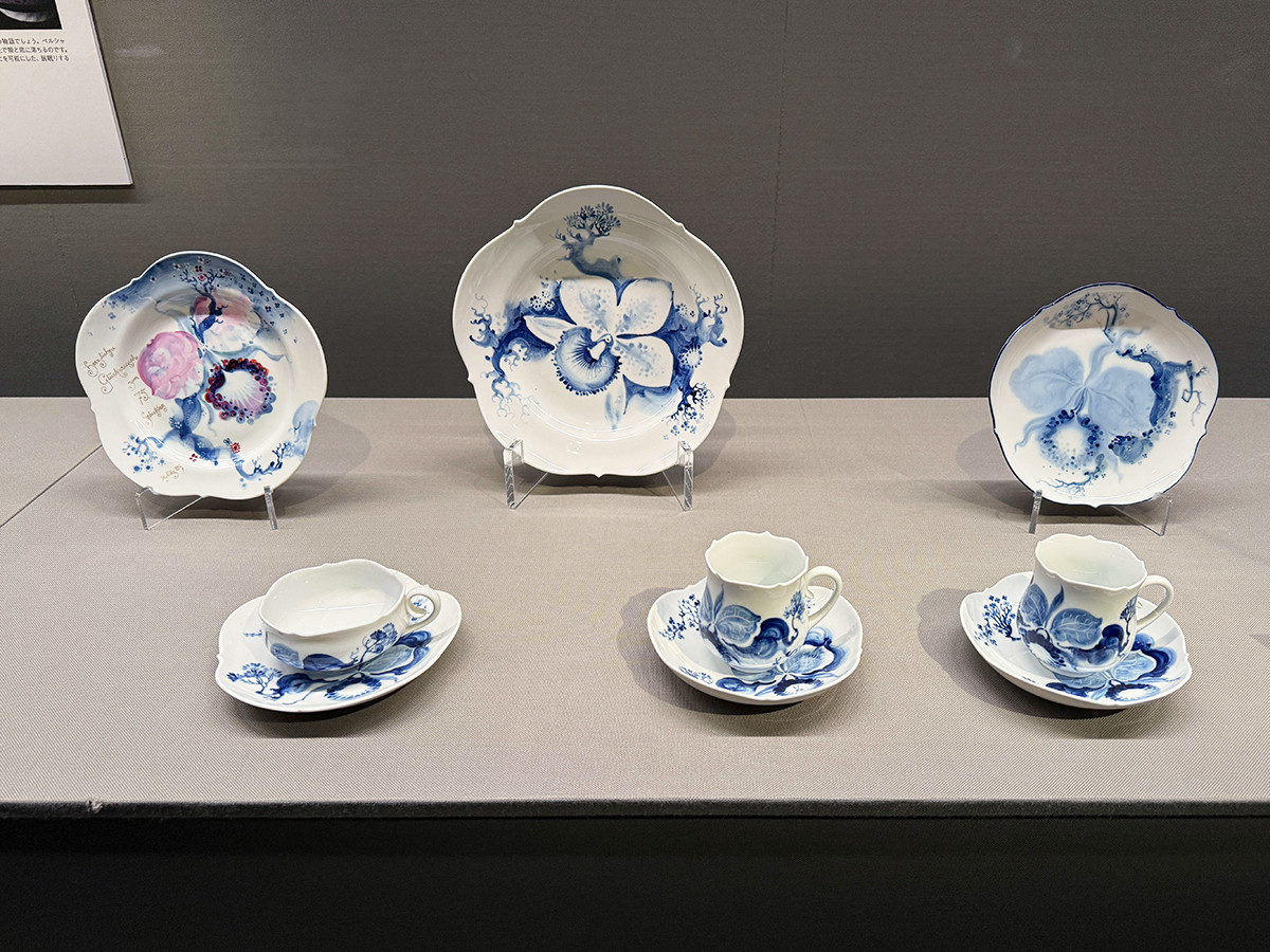 泉屋博古館東京「特別展　ハインツ・ヴェルナーの描いた物語　―現代マイセンの磁器芸術―」会場より　《ブルーオーキッド》プレート、カップ＆ソーサー　装飾：ハインツ・ヴェルナー　器形：ルードヴィッヒ・ツェプナー　プレート：1977年　カップ＆ソーサー：1978年（1987年頃製作）