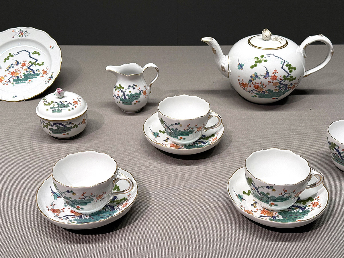 泉屋博古館東京「特別展 ハインツ・ヴェルナーの描いた物語 ―現代マイセンの磁器芸術―」会場より 《色絵柴垣松梅鳥図ティーセット》1980年代 マイセン 愛知県陶磁美術館