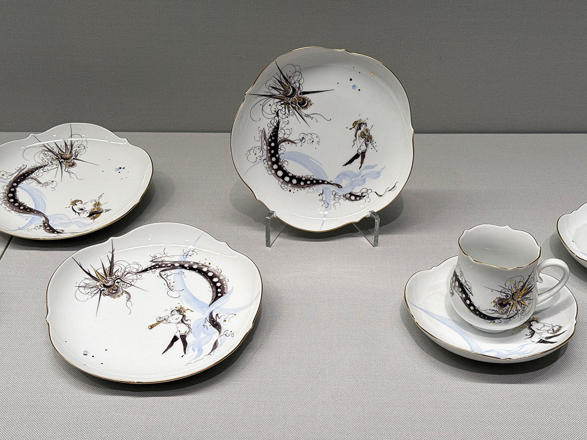 泉屋博古館東京「特別展 ハインツ・ヴェルナーの描いた物語 ―現代マイセンの磁器芸術―」会場より 《ドラゴンメロディ》コーヒーサービス 装飾:ハインツ・ヴェルナー 器形:ルードヴィッヒ・ツェプナー 1994年