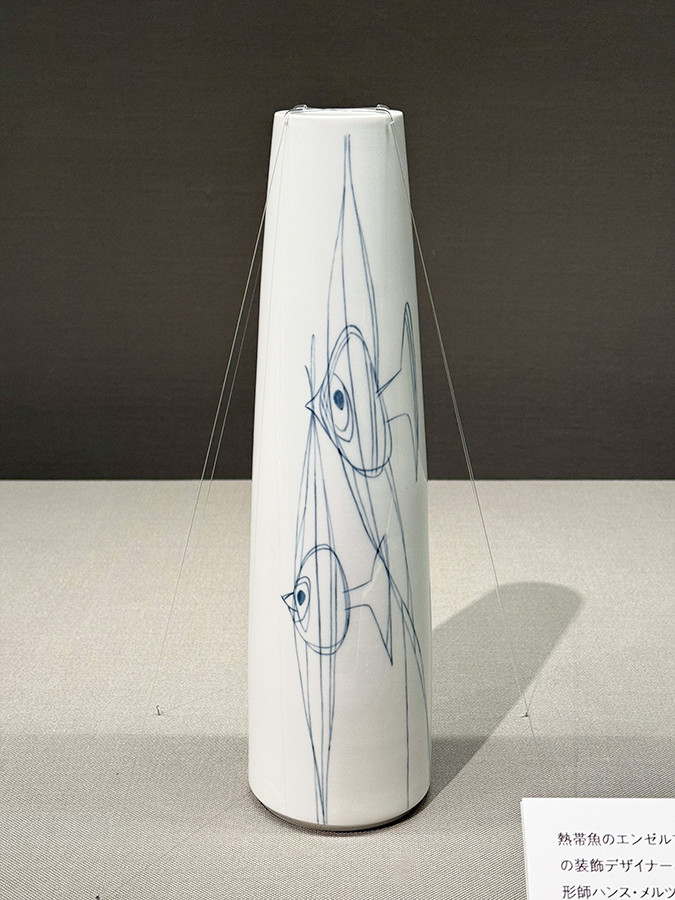 泉屋博古館東京「特別展 ハインツ・ヴェルナーの描いた物語 ―現代マイセンの磁器芸術―」会場より 《エンゼルフィッシュ》花瓶 装飾:ハインツ・ヴェルナー 器形:ハンス・メルツ 1958年