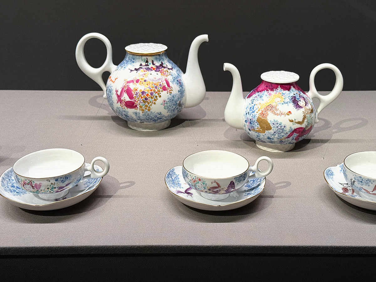 泉屋博古館東京「特別展 ハインツ・ヴェルナーの描いた物語 ―現代マイセンの磁器芸術―」会場より 《サマーナイト》ティーサービス 装飾:ハインツ・ヴェルナー 器形:ルードヴィッヒ・ツェプナー 1969年
