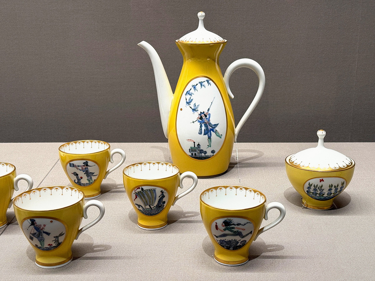 泉屋博古館東京「特別展　ハインツ・ヴェルナーの描いた物語　―現代マイセンの磁器芸術―」会場より　《ミュンヒハウゼン（ほら吹き男爵）》コーヒーサービス　装飾：ハインツ・ヴェルナー　器形：エアハルト・グローサー、アレクサンダー・シュトルク、ルードヴィッヒ・ツェプナーの共作　1964年