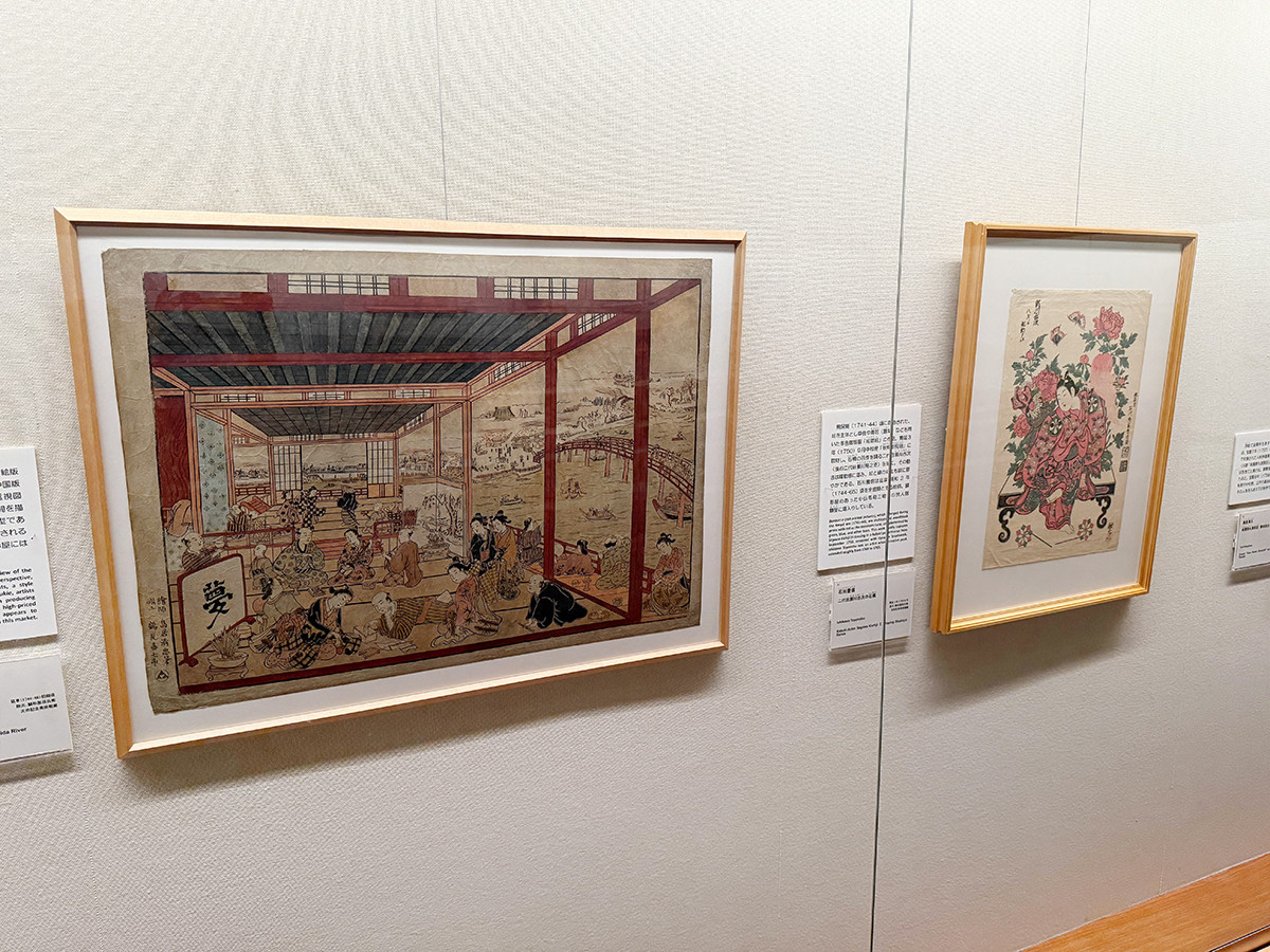 太田記念美術館「蔦屋重三郎と版元列伝」会場より　（左手前）鳥居清忠《大川端座敷遊興の図》延享（1744-48）初期頃　版元：鱗形屋孫兵衛　太田記念美術館蔵