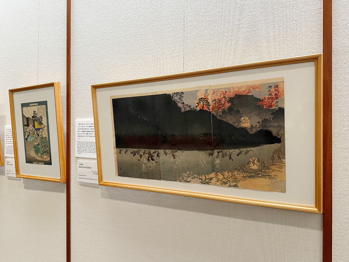 太田記念美術館「蔦屋重三郎と版元列伝」会場より　（右手前）小林清親《精鋭我軍占領台湾澎湖嶋之図》明治27年（1894）12月　版元：松木平吉　太田記念美術館蔵