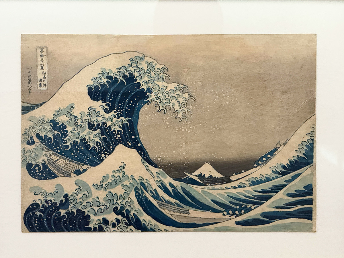 太田記念美術館「蔦屋重三郎と版元列伝」会場より　葛飾北斎《冨嶽三十六景 神奈川沖浪裏》文政13-天保2年（1830-31）頃　版元：西村屋与八　太田記念美術館蔵