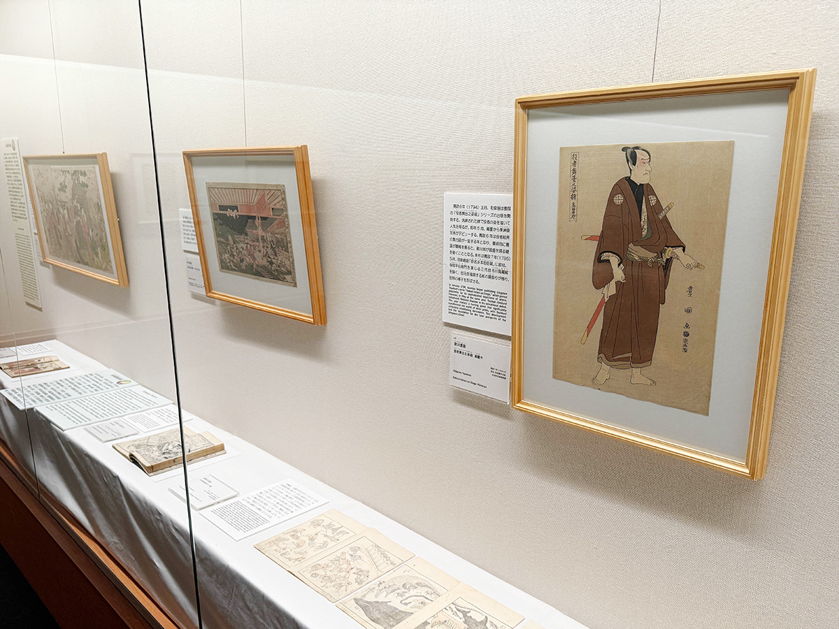 太田記念美術館「蔦屋重三郎と版元列伝」会場より　（右手前）歌川豊国《役者舞台之姿絵高麗や》寛政7年（1795）5月　版元：和泉屋市兵衛　太田記念美術館蔵