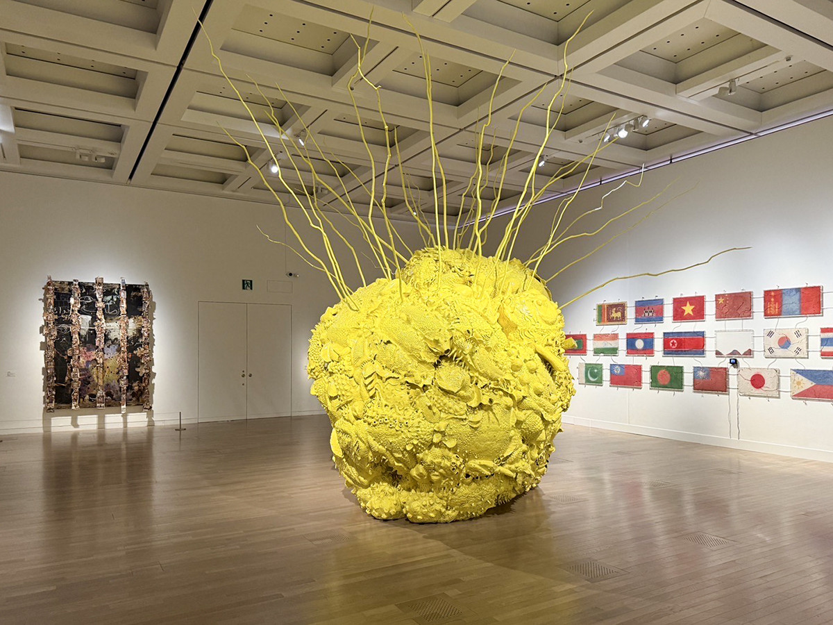 国立新美術館　企画展示室1E「時代のプリズム：日本で生まれた美術表現 1989-2010」会場