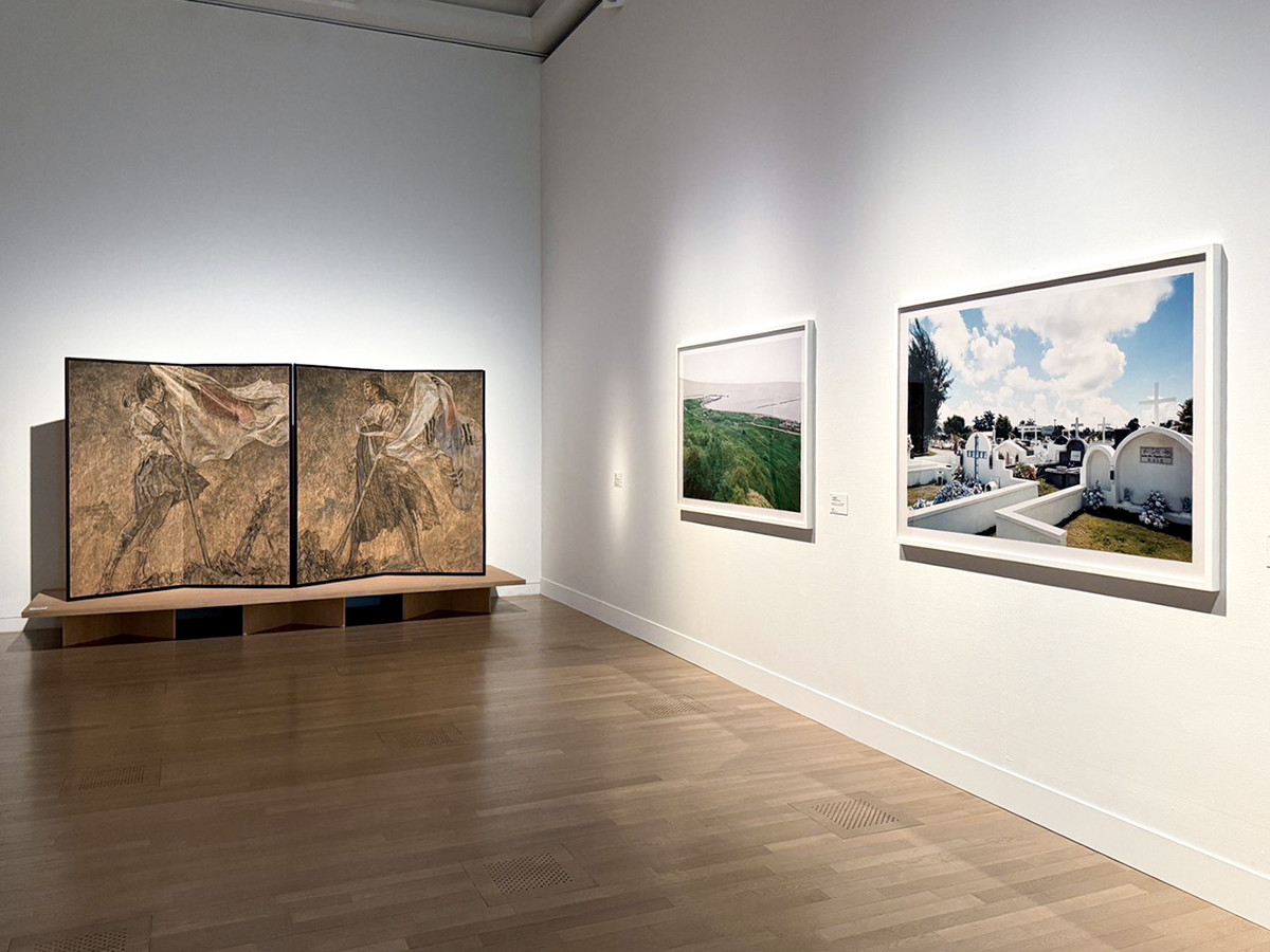 国立新美術館　企画展示室1E「時代のプリズム：日本で生まれた美術表現 1989-2010」会場