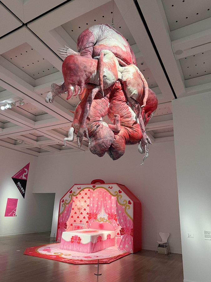 国立新美術館　企画展示室1E「時代のプリズム：日本で生まれた美術表現 1989-2010」会場