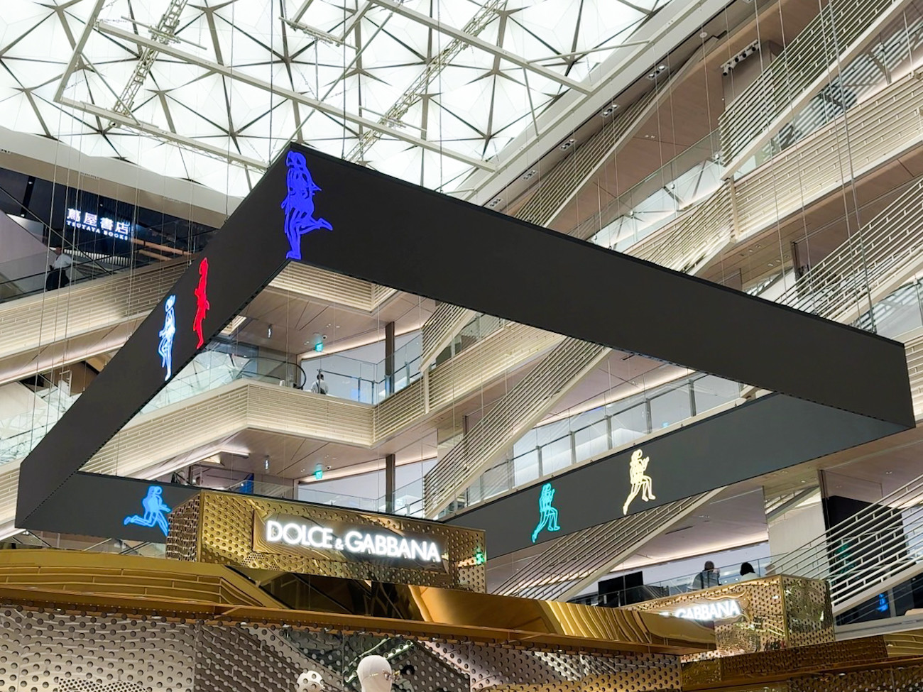 GINZA SIX内 ジュリアン・オピー最新作「Marathon. Women.」