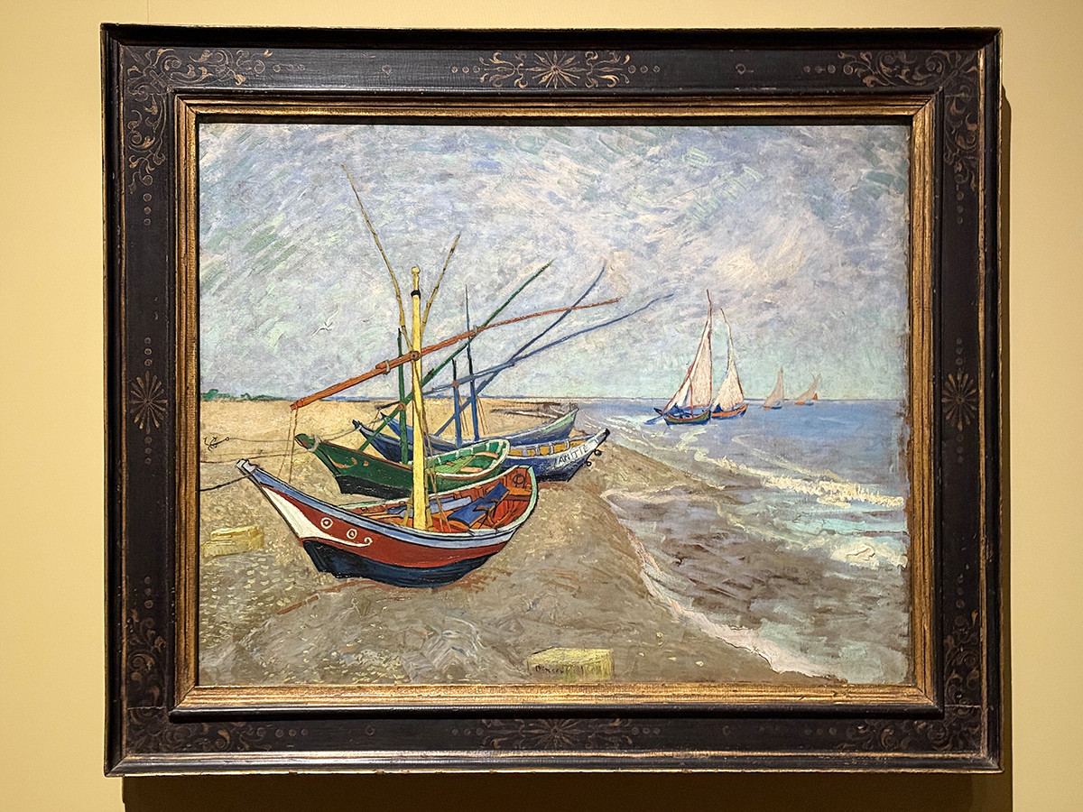 東京都美術館「ゴッホ展　家族がつないだ画家の夢」会場より　フィンセント・ファン・ゴッホ《浜辺の漁船、サント＝マリー=ド=ラ=メールにて》1888年6月　ファン・ゴッホ美術館、アムステルダム（フィンセント・ファン・ゴッホ財団）