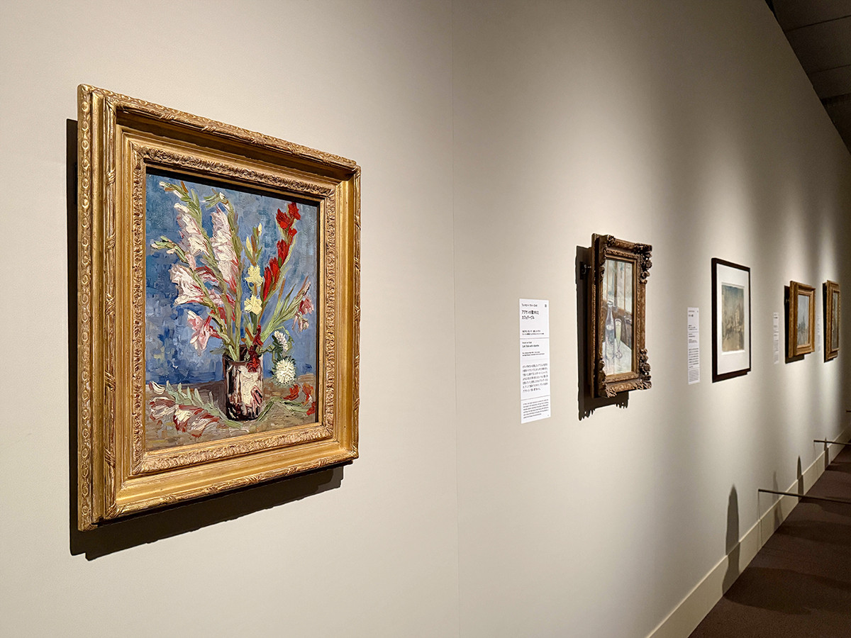 東京都美術館「ゴッホ展　家族がつないだ画家の夢」会場より　第3章「フィンセント・ファン・ゴッホの絵画と素描」　（左）フィンセント・ファン・ゴッホ《グラジオラスとエゾギクを生けた花瓶》1886年8-9月　ファン・ゴッホ美術館、アムステルダム（フィンセント・ファン・ゴッホ財団）