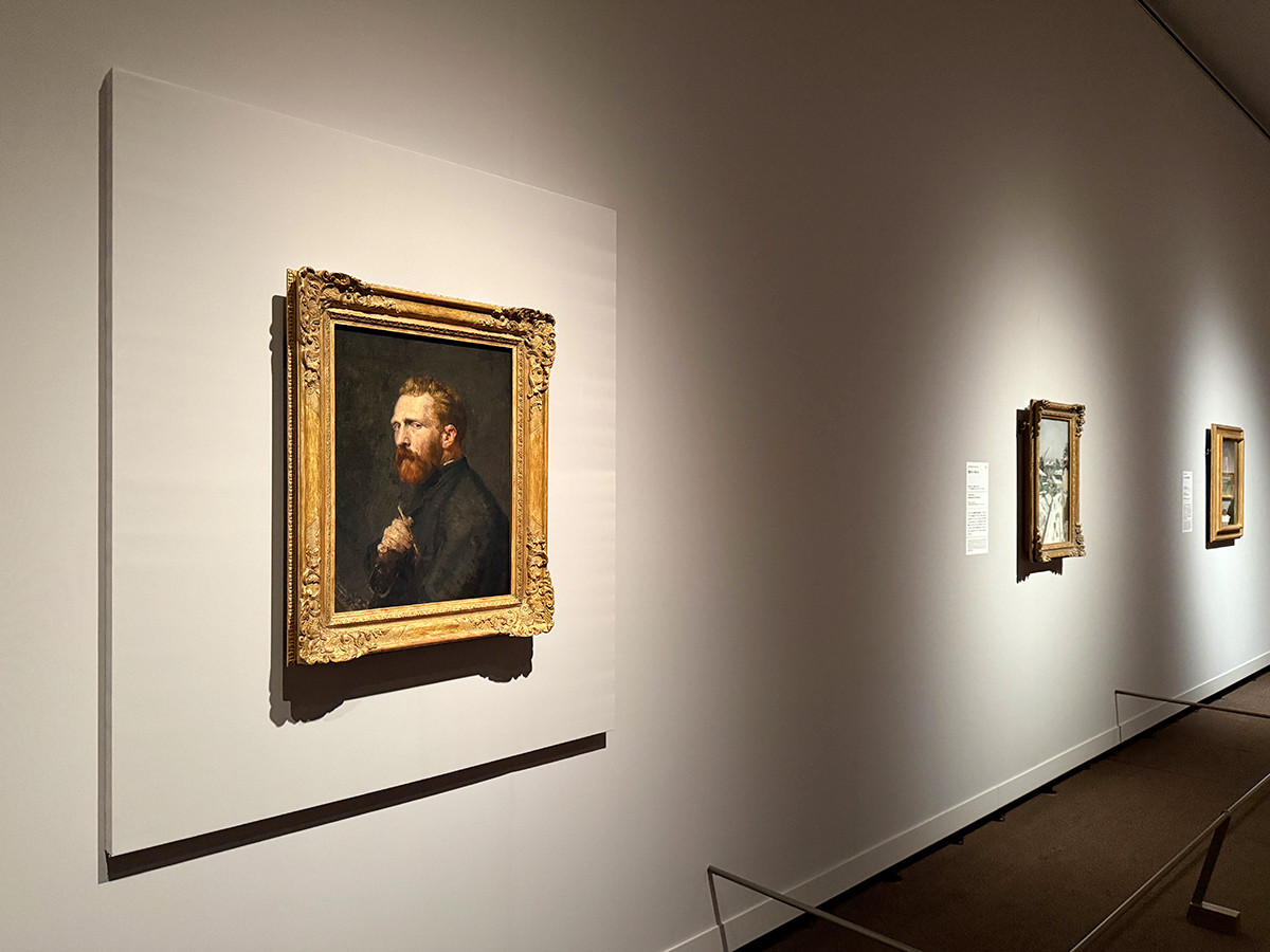 東京都美術館「ゴッホ展　家族がつないだ画家の夢」会場より　第2章「フィンセントとテオ、ファン・ゴッホ兄弟のコレクション」　（左）ジョン・ピーター・ラッセル《フィンセント・ファン・ゴッホの肖像》1886年　ファン・ゴッホ美術館、アムステルダム（フィンセント・ファン・ゴッホ財団）