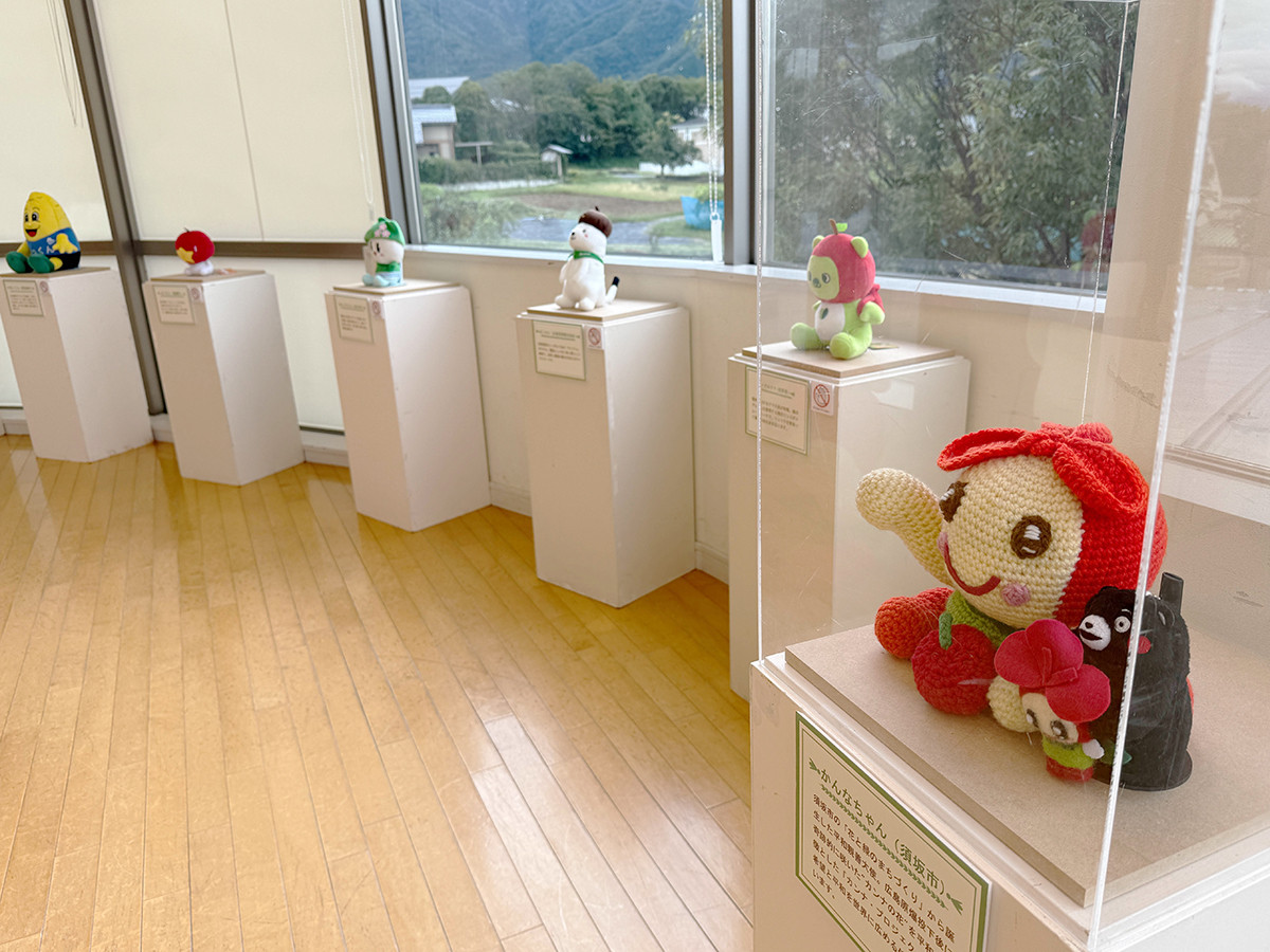 世界の民俗人形博物館「しあわせのぬいぐるみパーク展」会場より 長野県のご当地ぬいぐるみたち