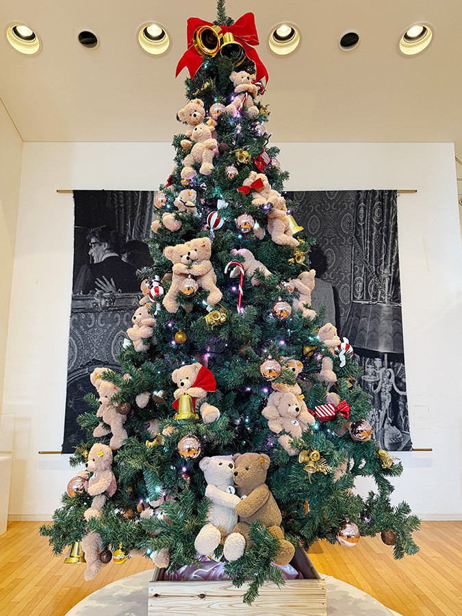 世界の民俗人形博物館「しあわせのぬいぐるみパーク展」会場より モニュメントツリー