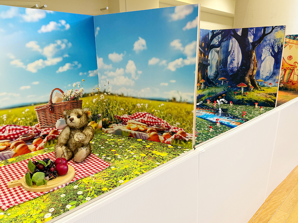 世界の民俗人形博物館「しあわせのぬいぐるみパーク展」会場より ぬい撮りコーナー