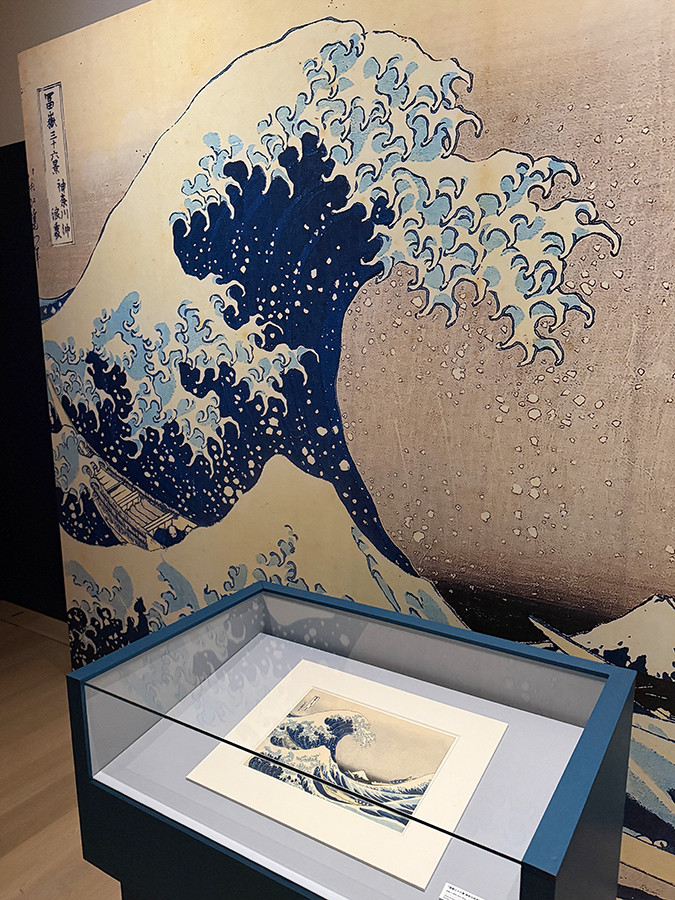 CREATIVE MUSEUM TOKYO「HOKUSAI－ぜんぶ、北斎のしわざでした。展」会場より　第2章「波」
