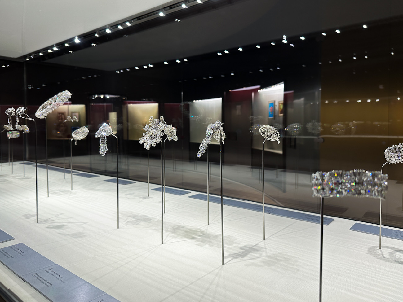 国立新美術館「ブルガリ カレイドス 色彩・文化・技巧」会場