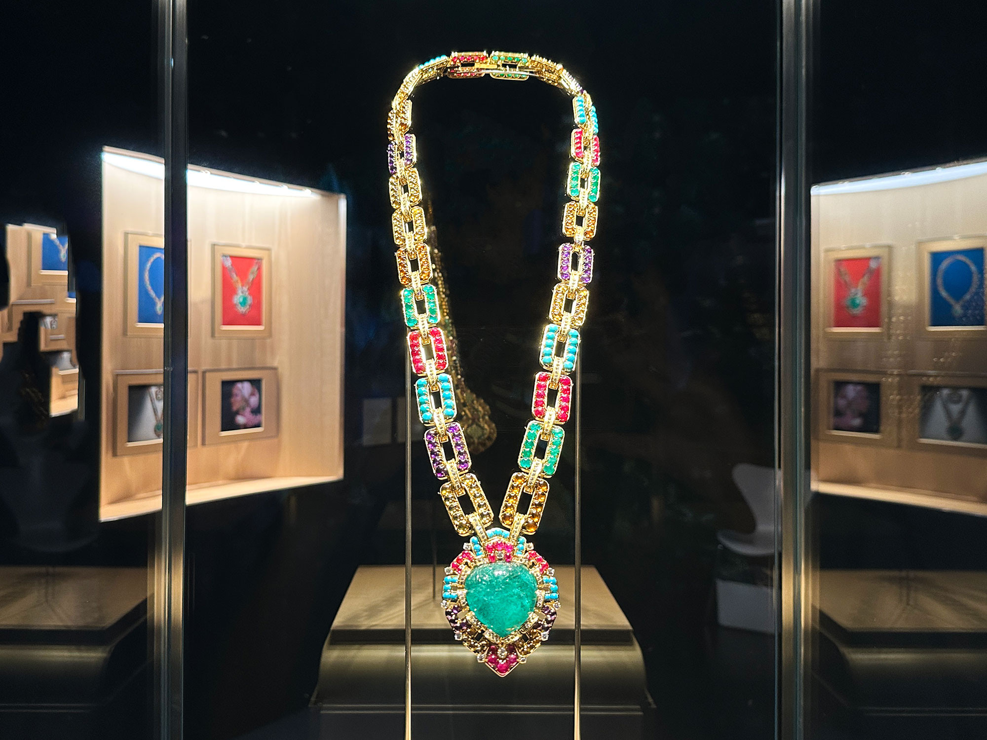 国立新美術館「ブルガリ カレイドス 色彩・文化・技巧」会場