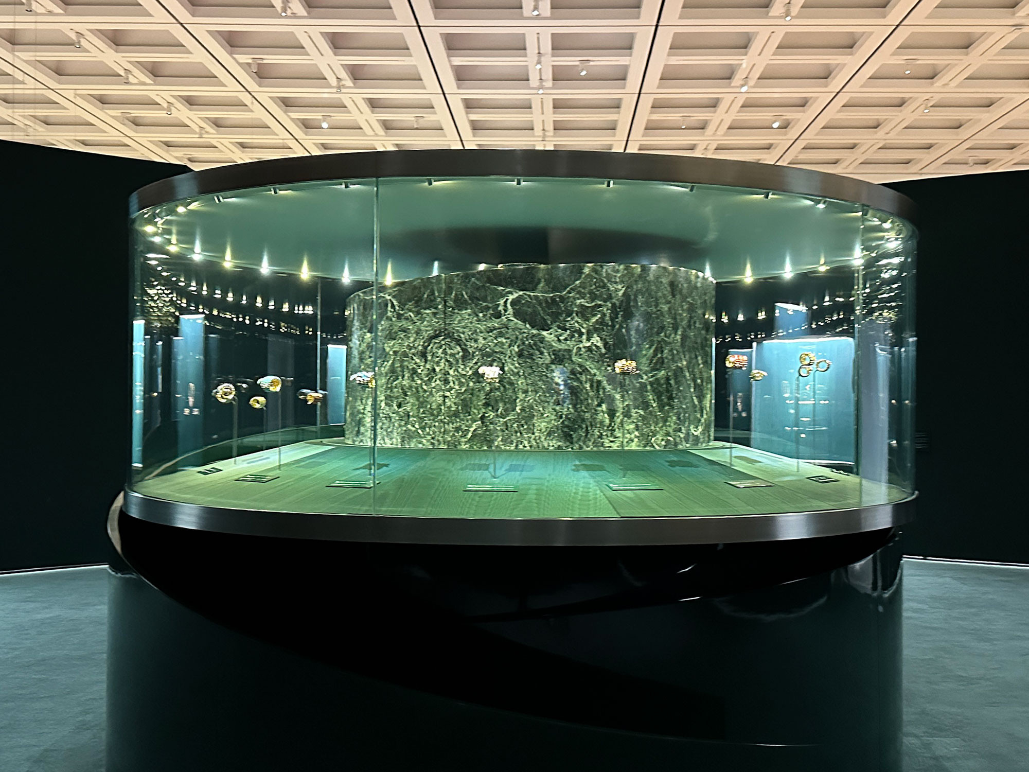 国立新美術館「ブルガリ カレイドス 色彩・文化・技巧」会場