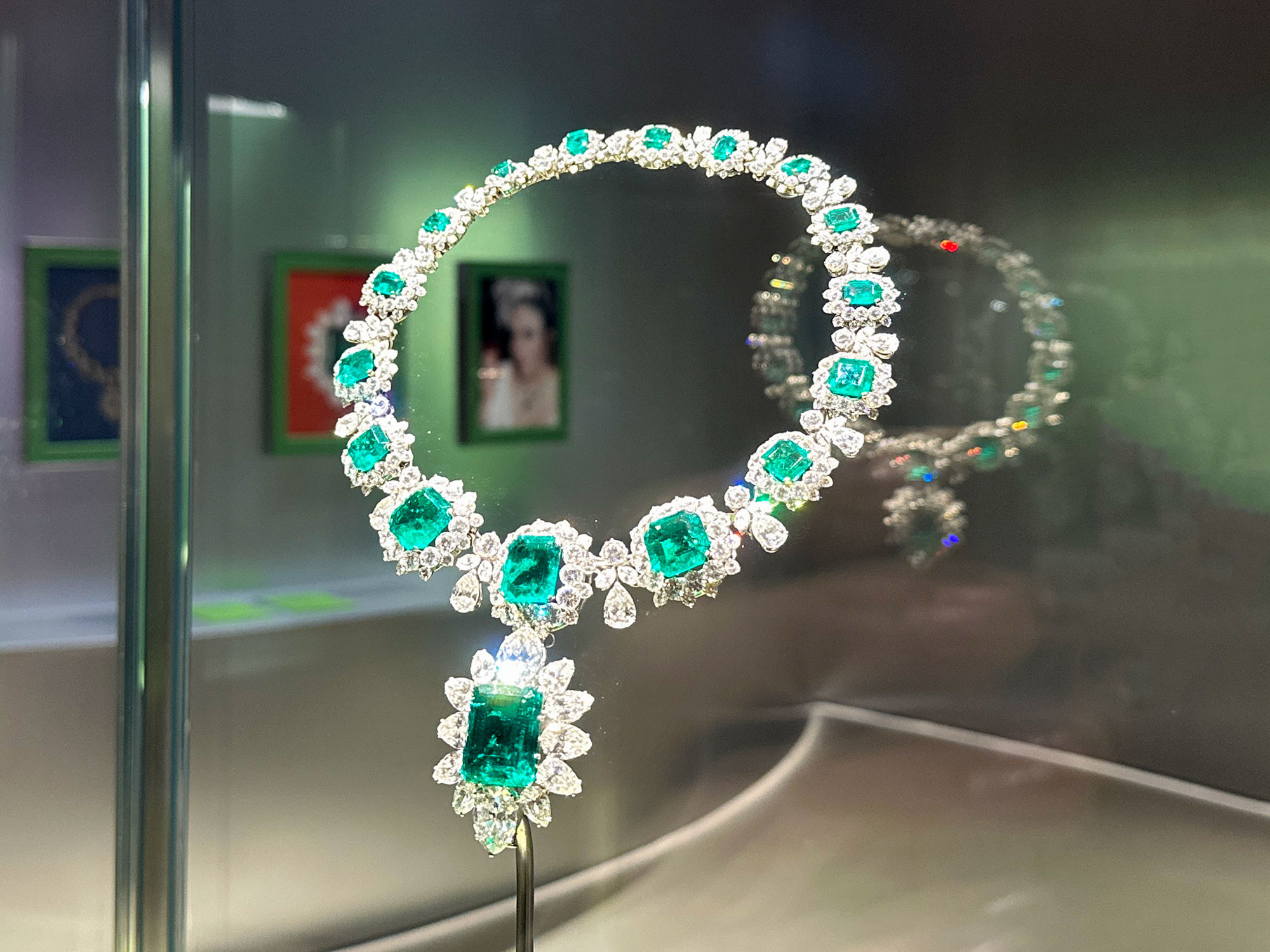 国立新美術館「ブルガリ カレイドス 色彩・文化・技巧」会場