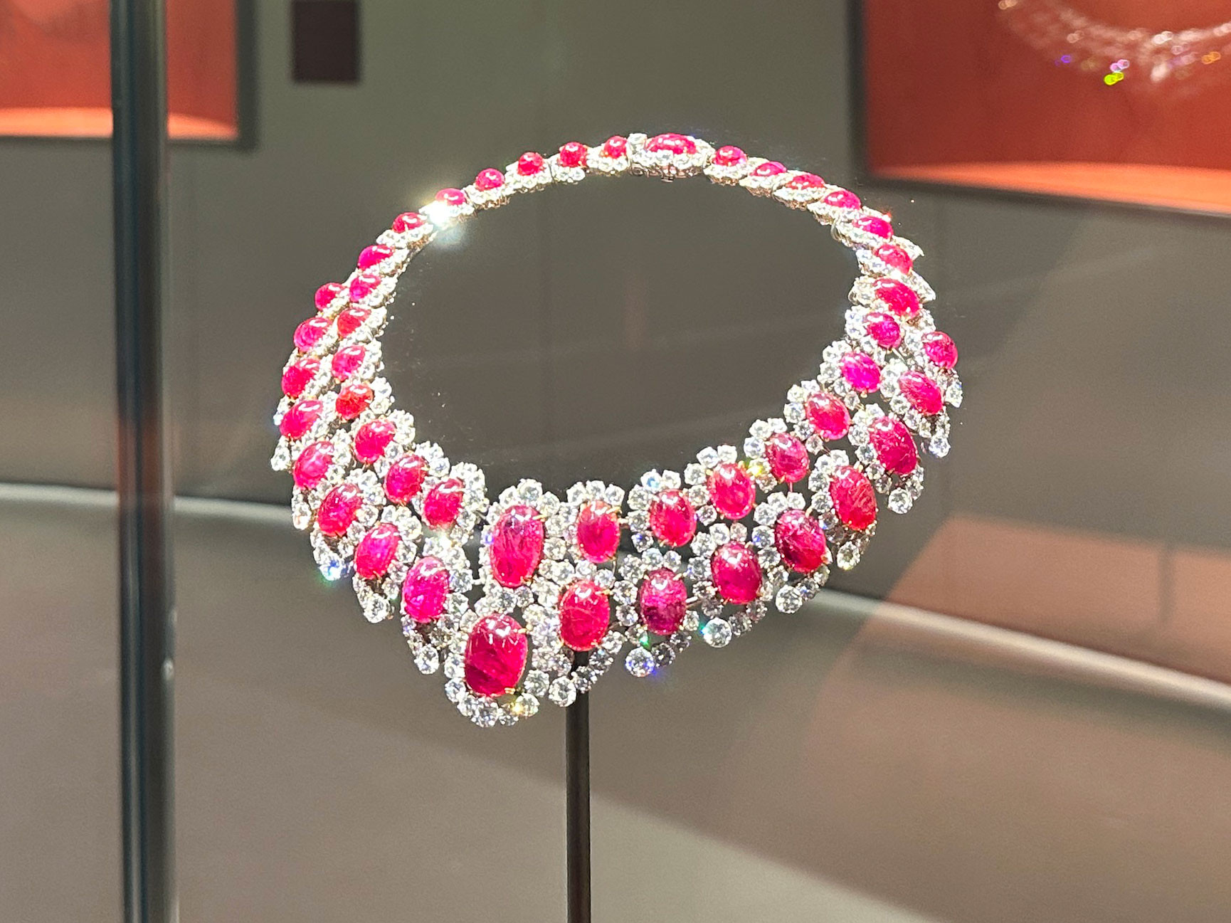 国立新美術館「ブルガリ カレイドス 色彩・文化・技巧」会場