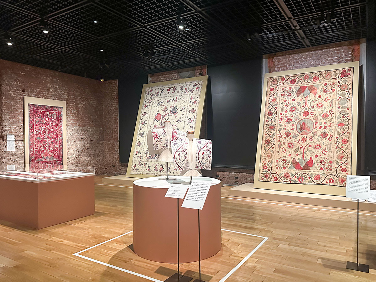 更紗の壮大な歴史をたどる「カルン・タカール・コレクション インド更紗 世界をめぐる物語」(レポート)