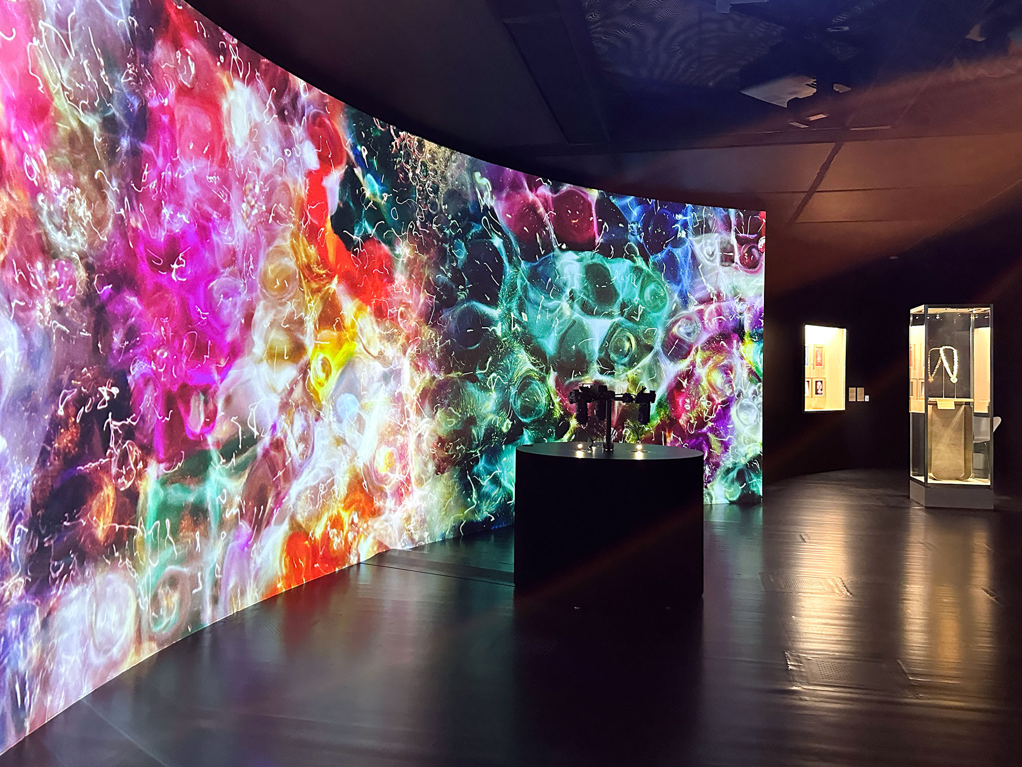 国立新美術館「ブルガリ カレイドス 色彩・文化・技巧」会場