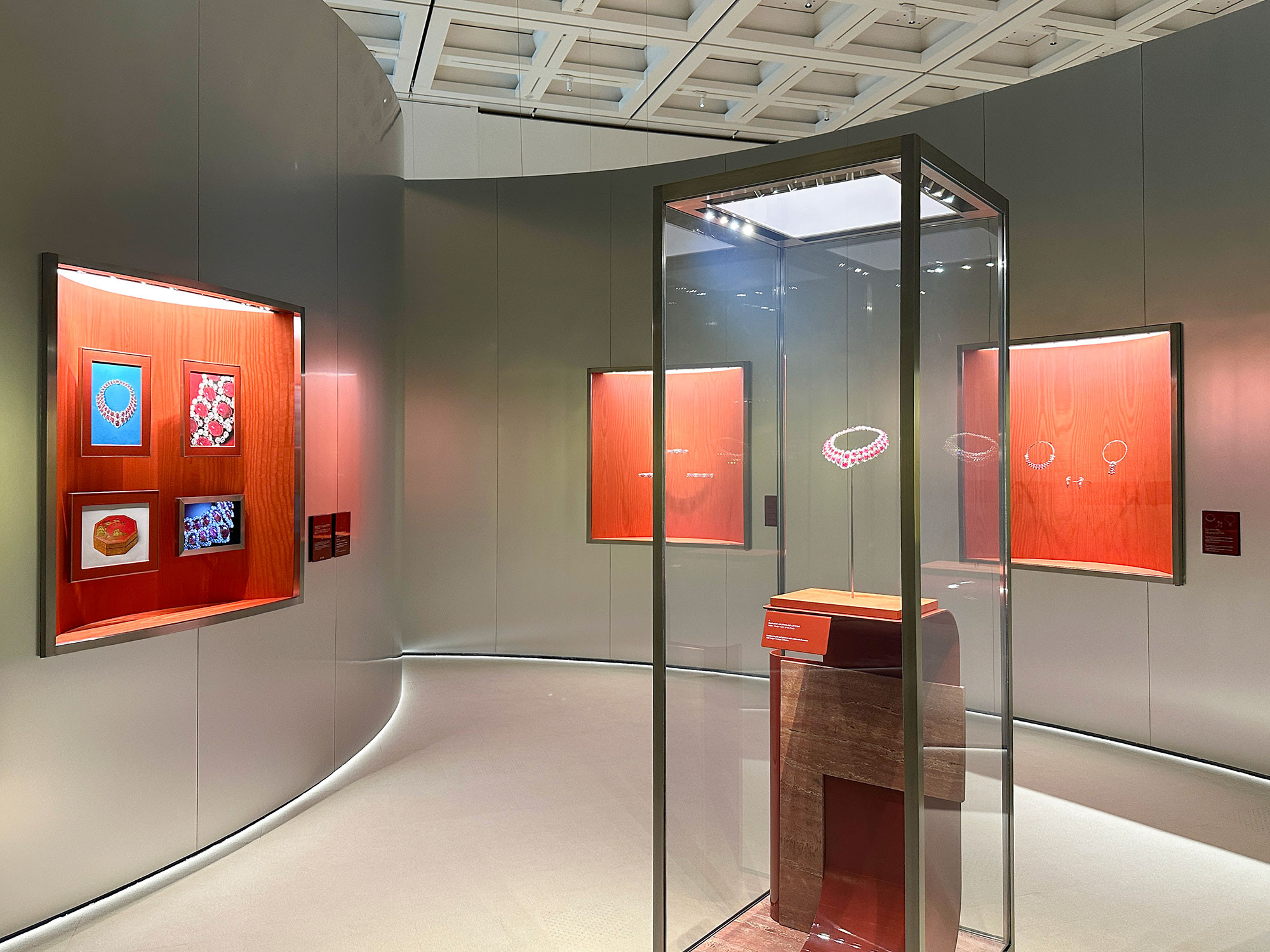 国立新美術館「ブルガリ カレイドス 色彩・文化・技巧」会場