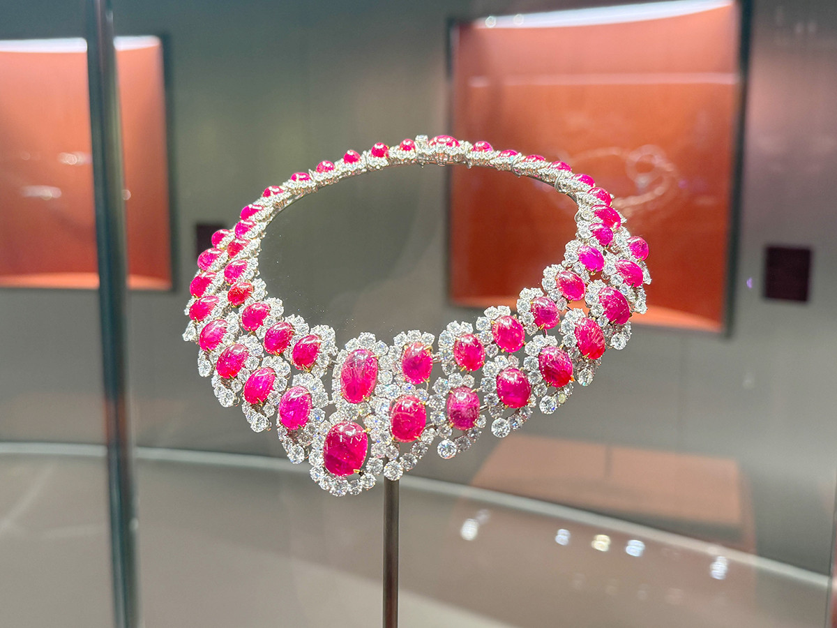 国立新美術館「ブルガリ カレイドス 色彩・文化・技巧」会場より　《ネックレス》1968年　ブルガリ・ヘリテージ・コレクション