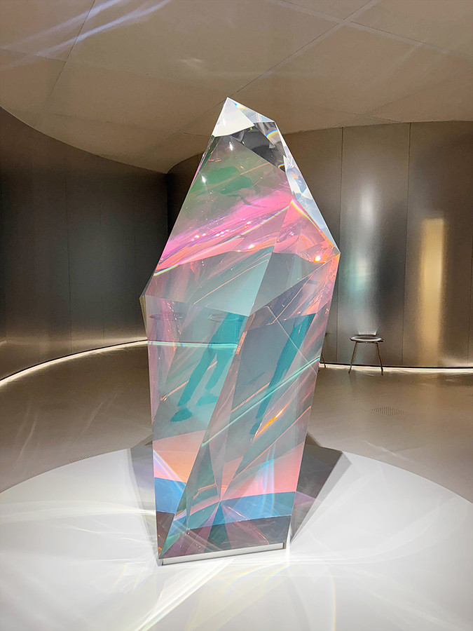 国立新美術館「ブルガリ カレイドス 色彩・文化・技巧」会場より　森万里子《Onogoro Stone Ⅲ》