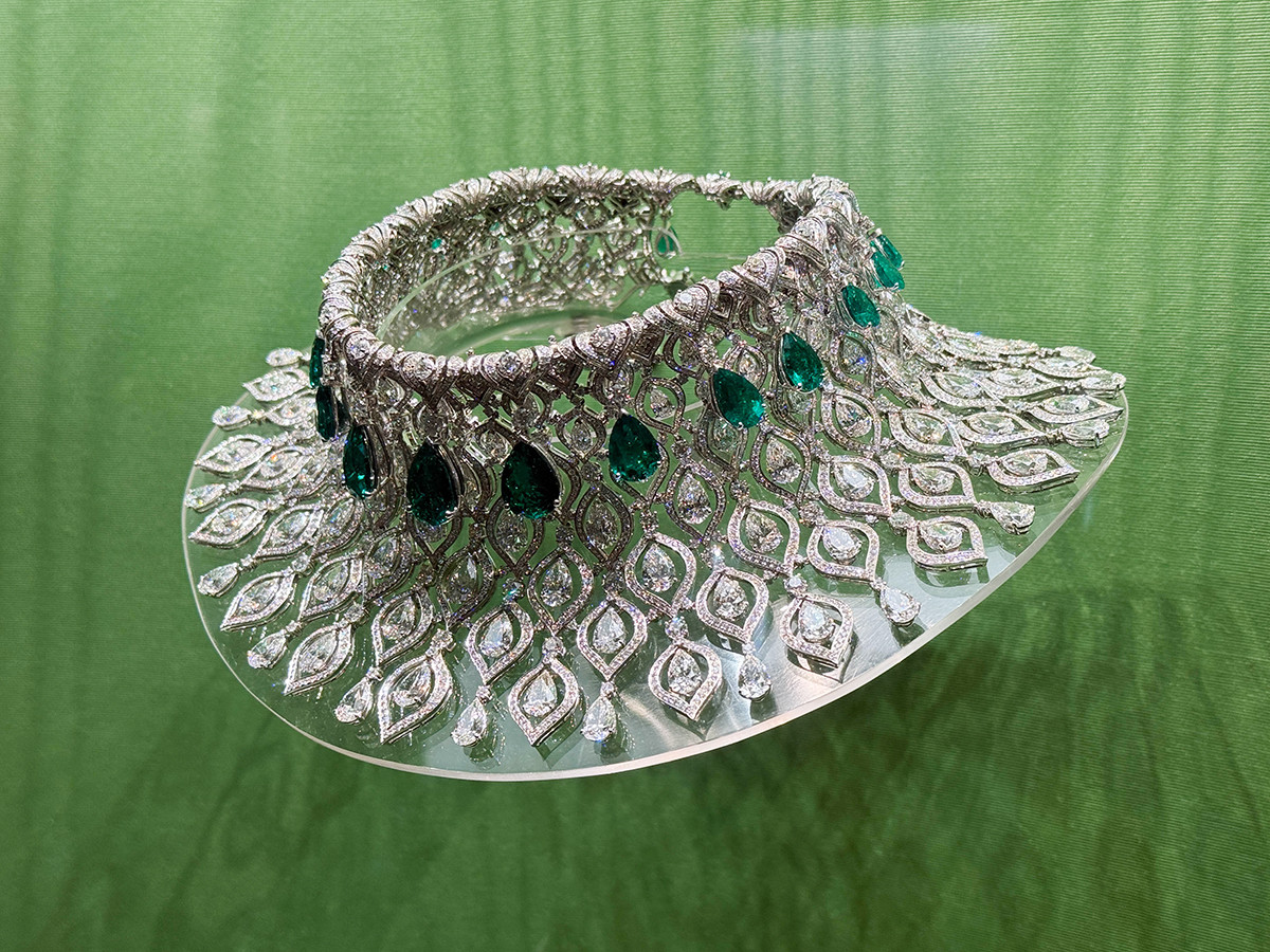 国立新美術館「ブルガリ カレイドス 色彩・文化・技巧」会場より　《「レ・マニフィケ」ネックレスとティアラの組み合わせ》2022年　個人蔵