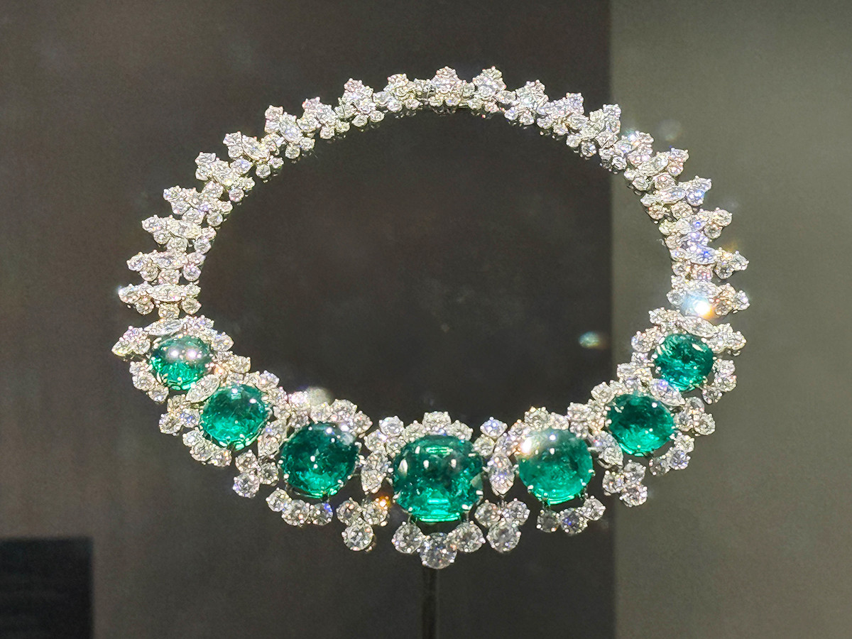 国立新美術館「ブルガリ カレイドス 色彩・文化・技巧」会場より　《ネックレス》1961年　ブルガリ・ヘリテージ・コレクション