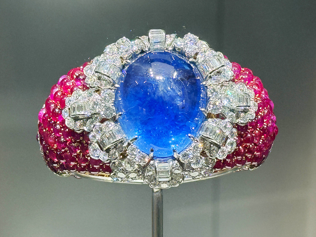 国立新美術館「ブルガリ カレイドス 色彩・文化・技巧」会場より　《バングル》1954-55年　ブルガリ・ヘリテージ・コレクション