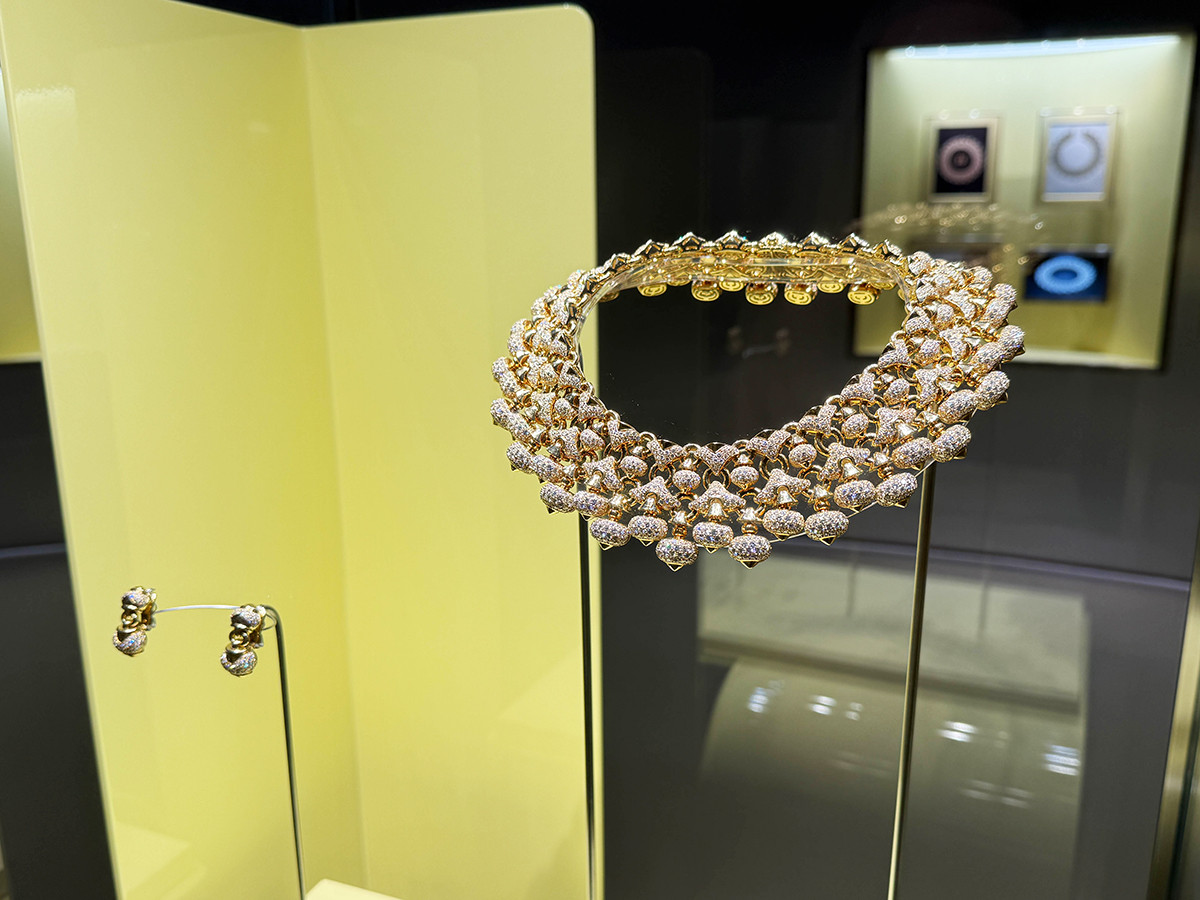 国立新美術館「ブルガリ カレイドス 色彩・文化・技巧」会場より　（右）《ネックレス》1993年頃　ブルガリ・ヘリテージ・コレクション