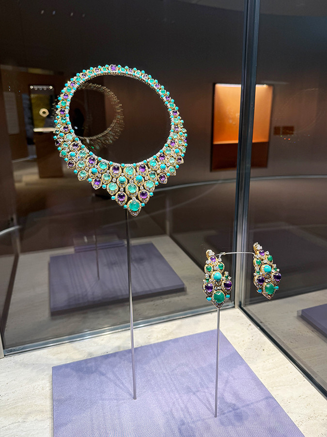 国立新美術館「ブルガリ カレイドス 色彩・文化・技巧」会場より　《「ビブ」ネックレス》《ペンダントイヤリング》1968年　リン・レブソン旧蔵　ブルガリ・ヘリテージ・コレクション