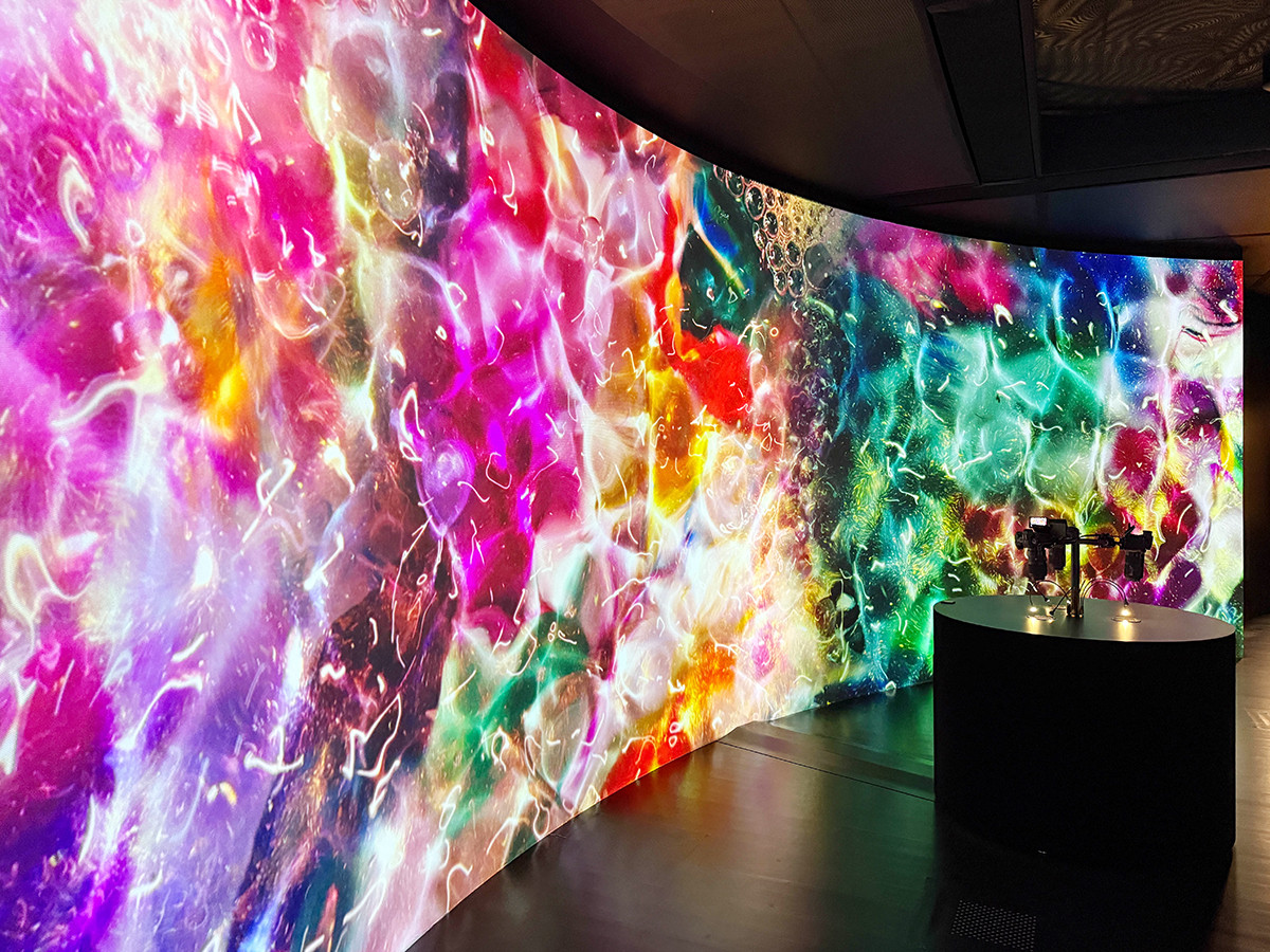 国立新美術館「ブルガリ カレイドス 色彩・文化・技巧」会場より　中山晃子 《Echo》